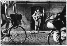 406670 Afbeelding van een straatmuzikant met een gitaar in de passage van de Domtoren te Utrecht.